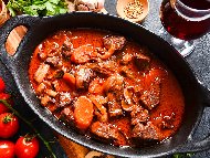 Рецепта Яхния с бавно печено крехко телешко месо, бекон, червено вино и доматено пюре